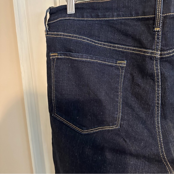 Old Navy | Curvy Super Dark Jeans - Picture 5 of 7